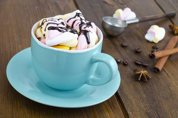 Chocolate caliente en taza azul con malvaviscos — Foto de Stock