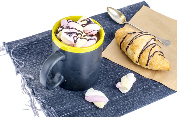 Marshmallow in cacao drink in zwarte beker — Stockfoto