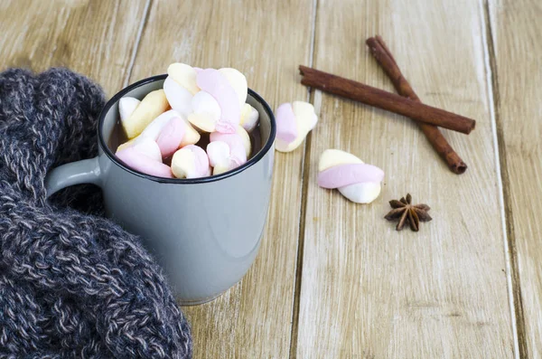 Copa de cacao caliente con malvaviscos, bufanda cálida de lana, noche de invierno acogedor — Foto de Stock
