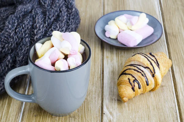 Tasse heißer Kakao mit Marshmallows, warmer Wollschal, gemütlicher Winterabend — Stockfoto