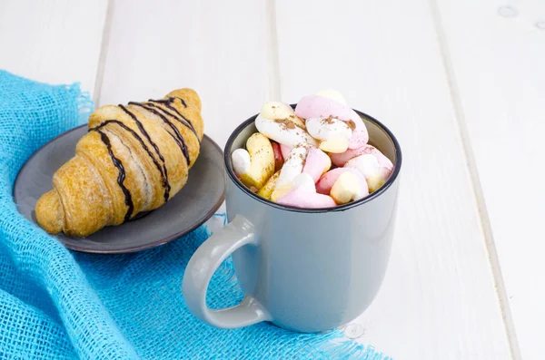 Romantisches Frühstück mit Marshmallows und Croissant — Stockfoto