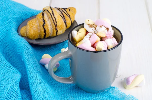 Romantisches Frühstück mit Marshmallows und Croissant — Stockfoto