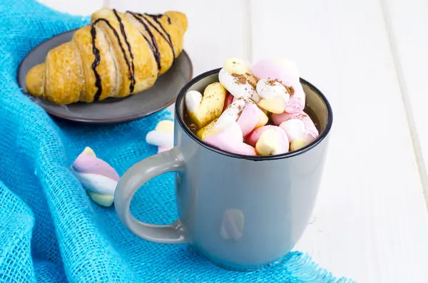 Romantisches Frühstück mit Marshmallows und Croissant — Stockfoto