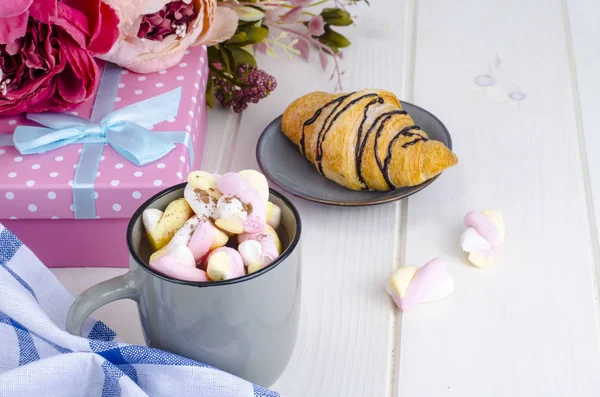 Romantic breakfast with marshmallows and croissant — Stock Photo, Image