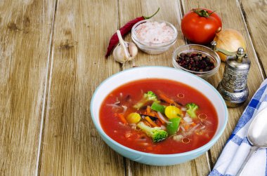 Tahta masada domatesli baharatlı çorba