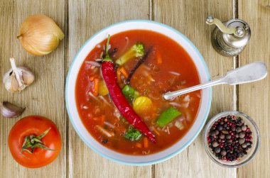 Baharatlı domates sebze çorbası, üst görünümü
