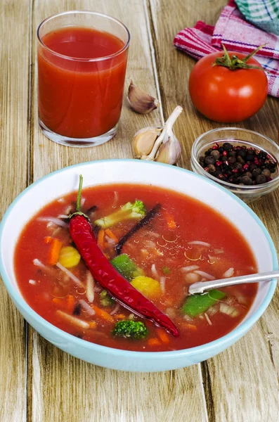 Fűszeres leves paradicsommal, fa asztallal — Stock Fotó