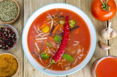 Baharatlı domates sebze çorbası, üst görünümü