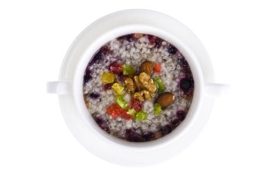 Sağlıklı kahvaltı. Çilek, fındık, şekerlenmiş meyve ile yulaf ezmesi