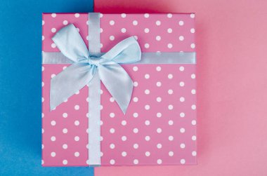 Parlak arka plan üzerinde pembe polka noktaları kare kutu