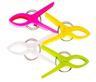 Beyaz üzerine izole renkli clothespins