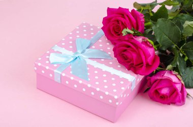 Tatil için gül ve hediye kutusu güzel buket