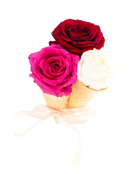 Розы в рожке мороженого с вафлями — стоковое фото