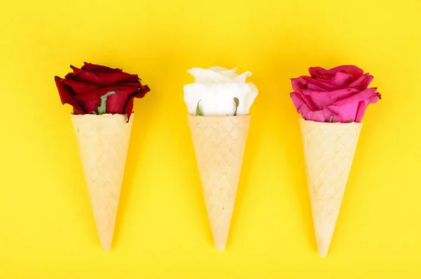 Rosas en cono de helado awafer — Foto de Stock