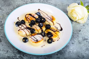 Çilek ile tatlı soslu lor ürünleri