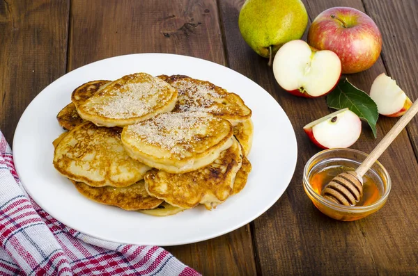 Heiße Pfannkuchen mit Äpfeln und Honig — Stockfoto