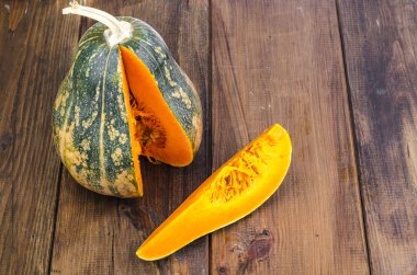 Ahşap masada olgun portakal butternut kabak, vejetaryen yemek için malzemeler