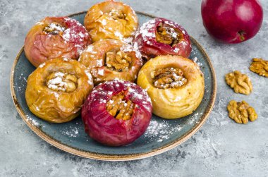 Fındık ve şeker ile pişmiş ev yapımı elma