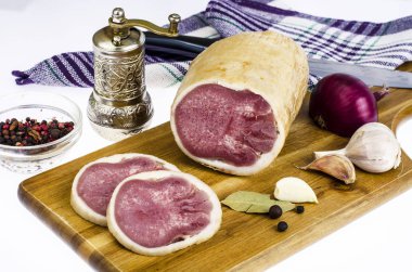 Ahşap tahta, baharat, mutfak peçete üzerinde füme jambon