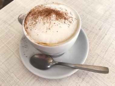 Masada tarçın ile kapuçino Fincan