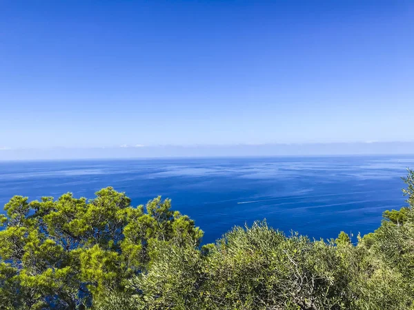 Utsikt över havet från klippan — Stockfoto