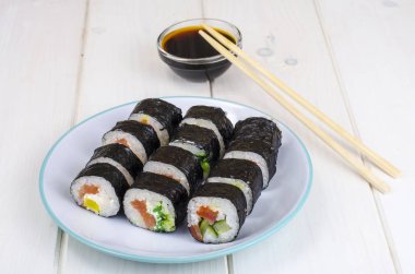 Somonlu rulolar, tahta masa üzerine tabak