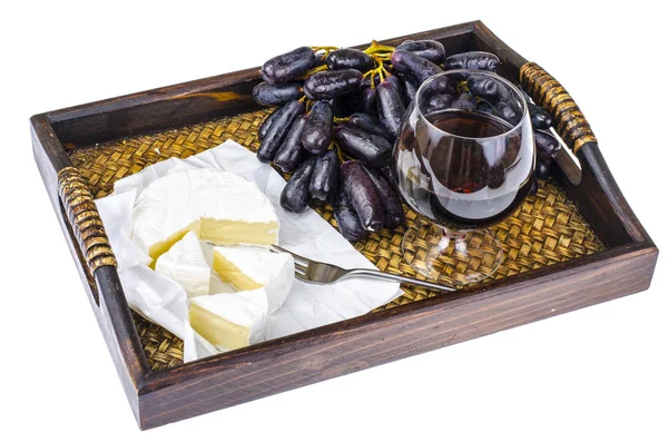 Ahşap tahta üzerinde siyah üzüm ile Camembert peyniri — Stok fotoğraf