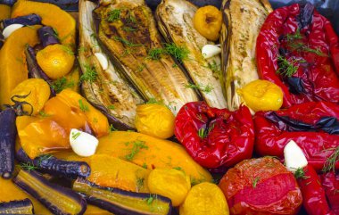 Fırın tepsisine pişirilen mevsim sebzeleri