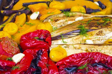 Fırın tepsisine pişirilen mevsim sebzeleri