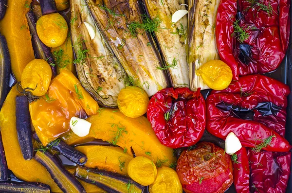 Сезонные овощи, выпеченные на листе — стоковое фото