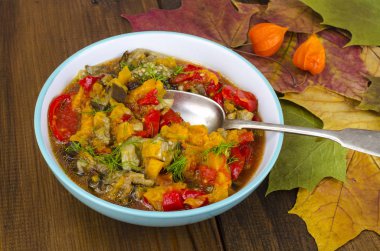 Sebze güveç ile Kase