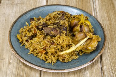 Kuzu ve sarımsak ile lezzetli aromatik pilav