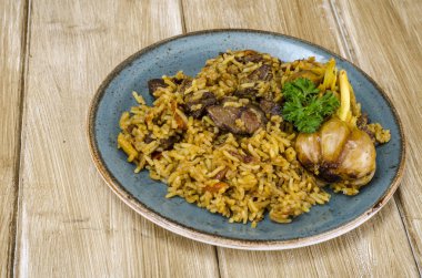 Kuzu ve sarımsak ile lezzetli aromatik pilav