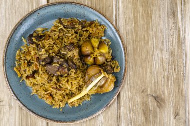 Kuzu ve sarımsak ile lezzetli aromatik pilav