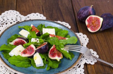 İncirli salata, arugula ve peynirli brie