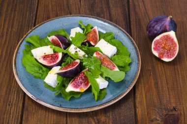 İncirli salata, arugula ve peynirli brie