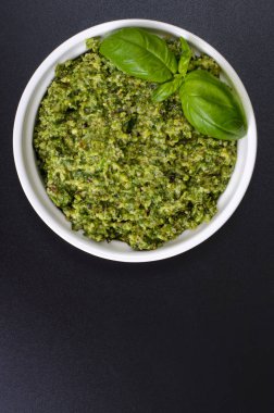 Ev yapımı taze fesleğen pesto sos