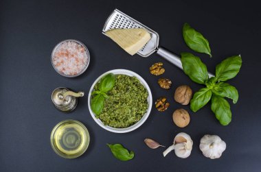 Siyah arka plan üzerinde ceviz ile pesto yapmak için Malzemeler