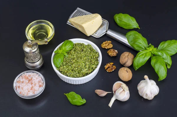 Ingredienti per la preparazione del pesto con noce su fondo nero — Foto Stock