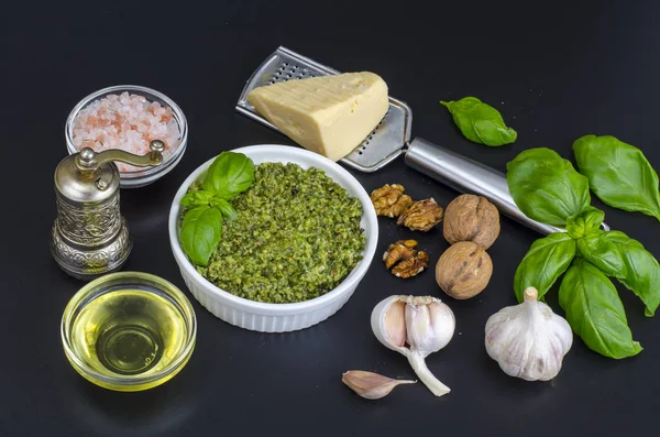 Ingredienti per la preparazione del pesto con noce su fondo nero — Foto Stock