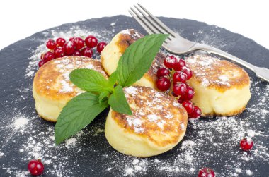 Siyah taş tabakta taze çilek ile ev yapımı peynir lor