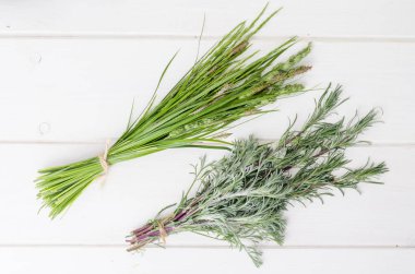 Beyaz ahşap masa üzerinde yabani şifalı bitkiler. 