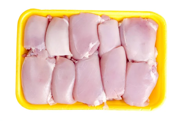 Carne de pollo cruda en bandeja amarilla. Foto: — Foto de Stock