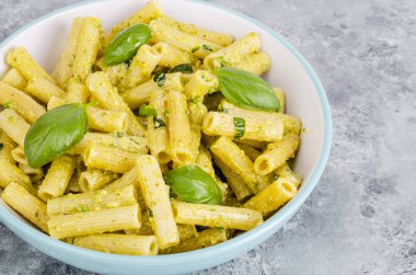 Pesto soslu ve fesleğen yaprağı ile İtalyan makarna