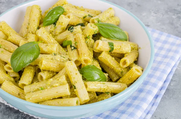 Pasta italiana con salsa di pesto e foglia di basilico — Foto Stock