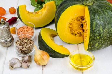 Mercimek, kabak ve baharatlar, yemek pişirmek için malzemeler