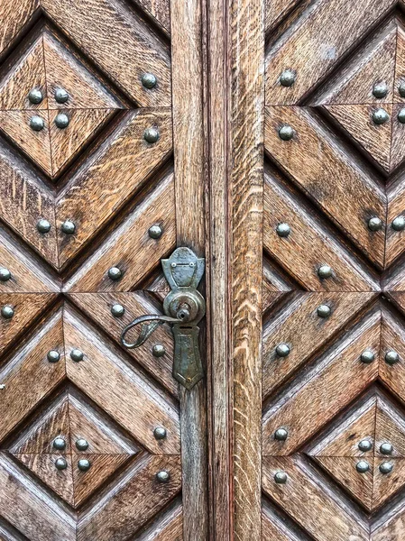 Zabytkowe drewniane drzwi z wzorem — Zdjęcie stockowe