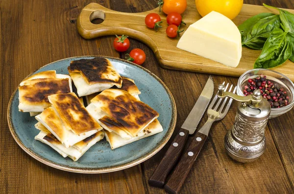 Жареный пита-хлеб с сыром, помидорами и зеленью — стоковое фото