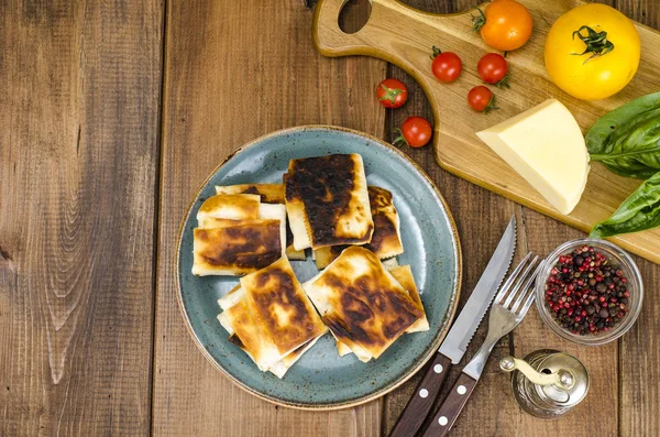 Жареный пита-хлеб с сыром, помидорами и зеленью — стоковое фото