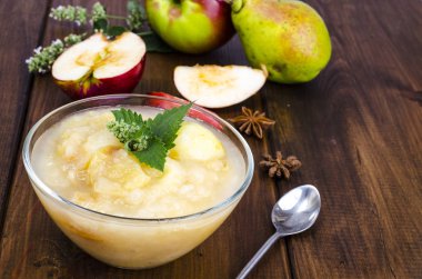 Olgun elma ve armut reçeli